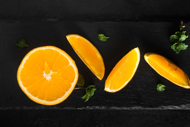 Foto gratuita rodajas de naranja fresca aplanada