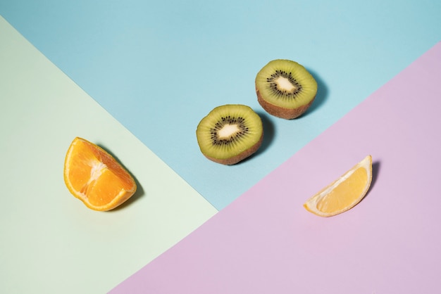 Foto gratuita rodajas de naranja y kiwi de ángulo alto