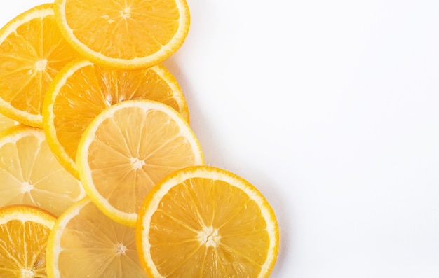 Rodajas de naranja y limón aislado en un blanco.