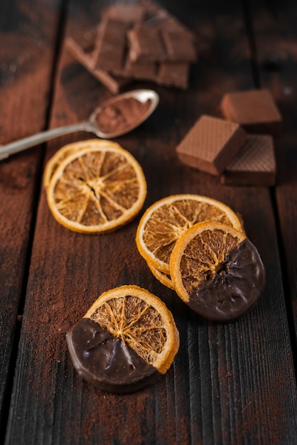 Rodajas de naranja seca con chocolate derretido