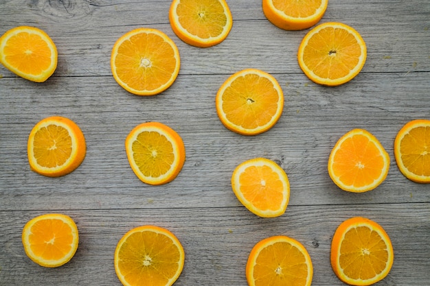 Rodajas de naranja sobre fondo de madera