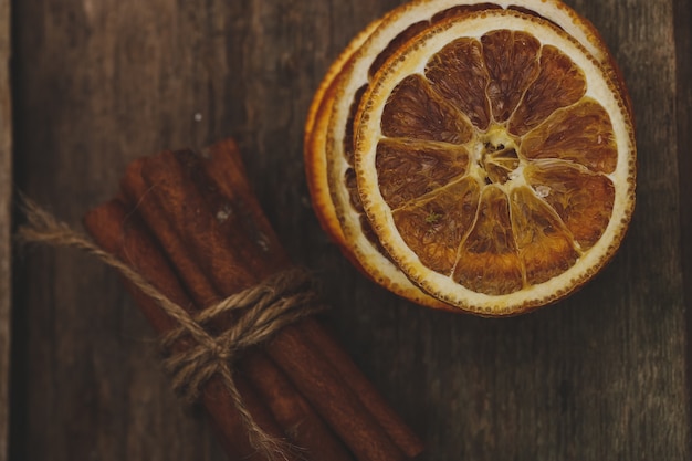 Foto gratuita rodajas de naranjas y canela