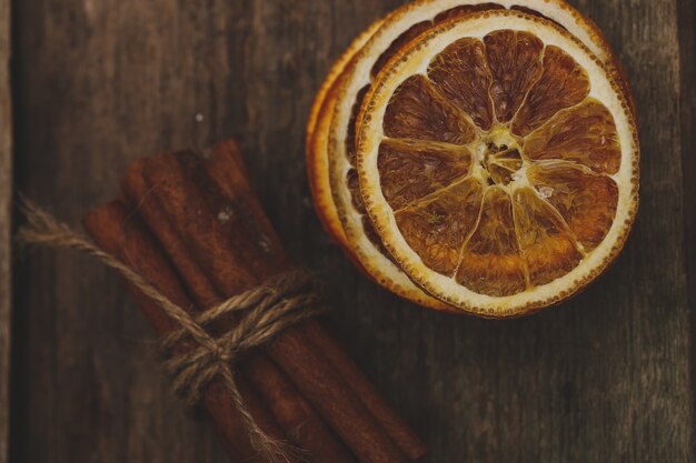 Rodajas de naranjas y canela