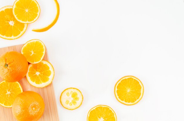 Rodajas de naranjas sobre fondo blanco