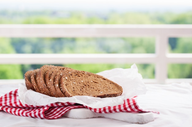 Foto gratuita rodajas de pan tostado en un cesto