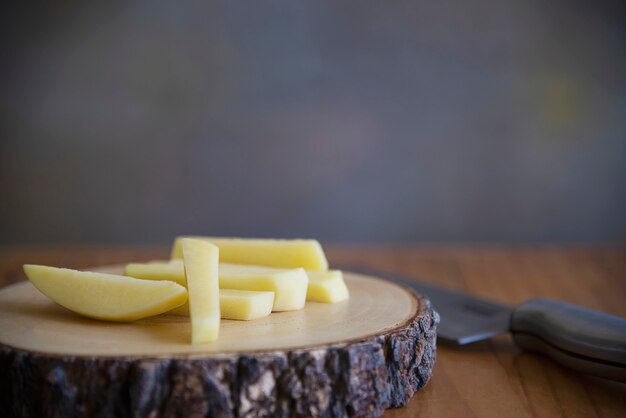 Rodajas de papa listas para hacer papas fritas - concepto tradicional de preparación de alimentos