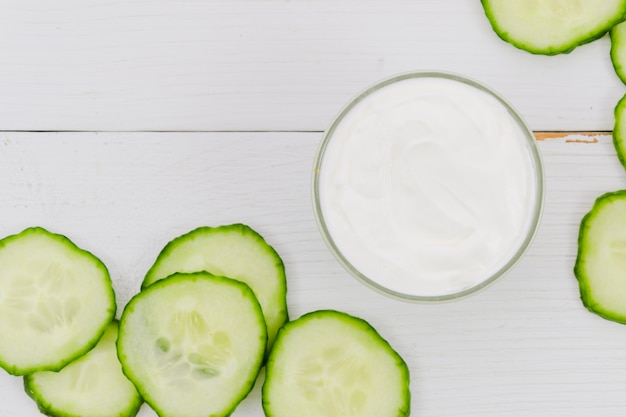 Foto gratuita rodajas de pepino con crema de belleza