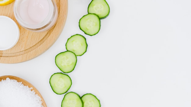 Foto gratuita rodajas de pepino con crema de belleza