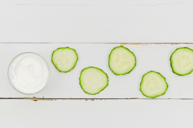 Foto gratuita rodajas de pepino con crema de belleza