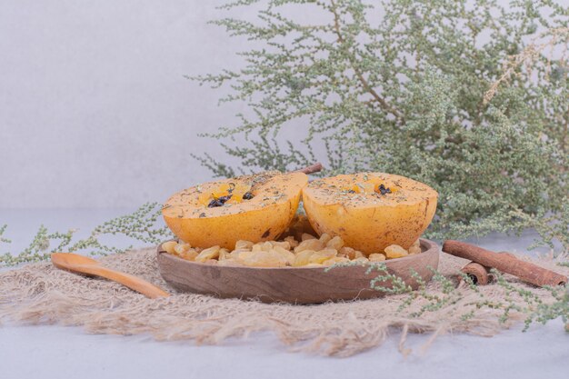 Rodajas de pera con pasas y canela en una placa de madera