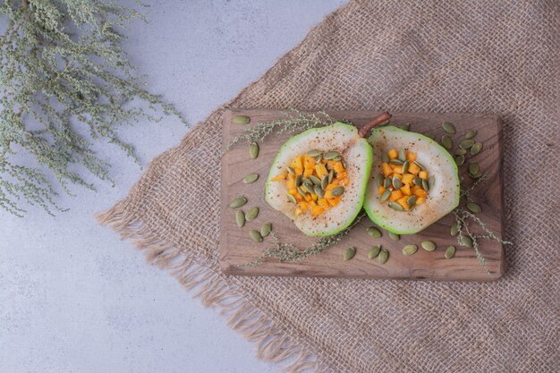 Rodajas de pera con zanahoria, pipas de calabaza y hierbas