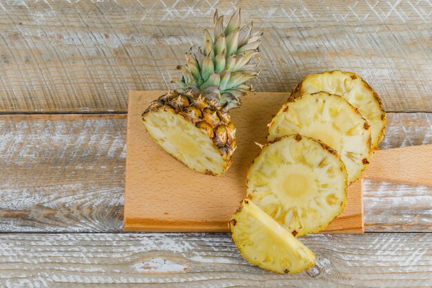 Rodajas de piña en tabla de cortar