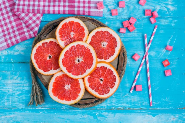 Rodajas de pomelo con terrones de azúcar