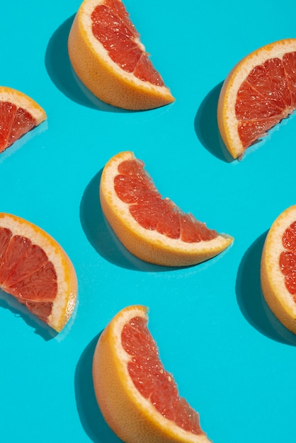 Rodajas de pomelo en la vista superior de fondo azul