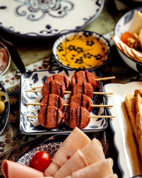 Rodajas de salchichas fritas en palo