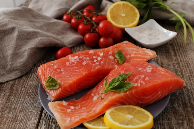 Rodajas de salmón, comida sana