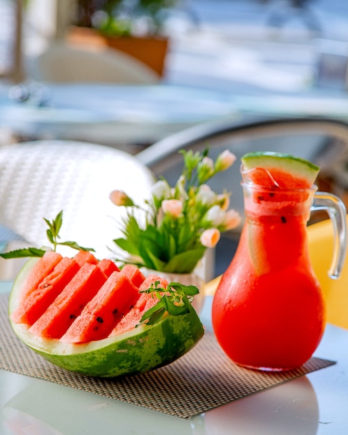 rodajas de sandía y frasco con jugo de sandía