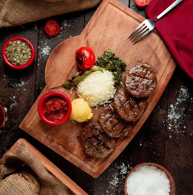 Rodajas de ternera asadas con salsa y arroz