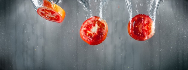 Rodajas de tomate en agua