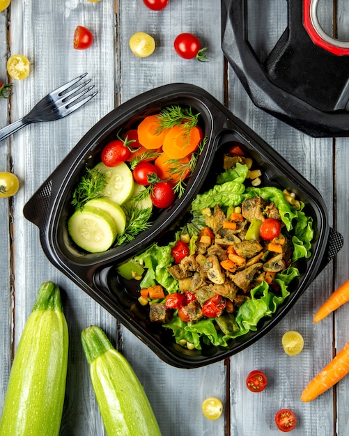 Rodajas de verduras mixtas en el piso