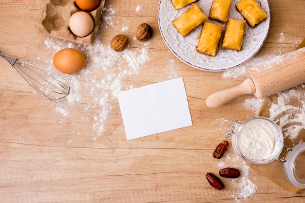 Foto gratuita rodillo con huevos, papel y dulces orientales.