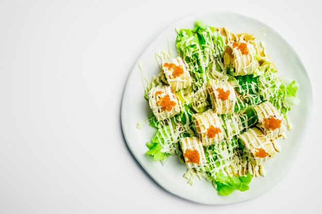 Rodillo de sushi con salmón de atún y huevo dulce dentro