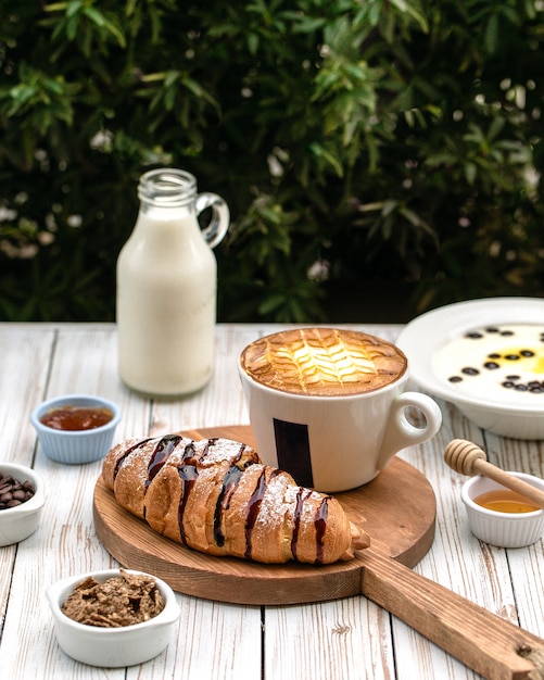 Ñ roissants servidos con una taza de café