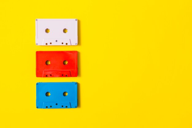 Rojo; cinta de cassette de audio blanco y azul sobre fondo amarillo