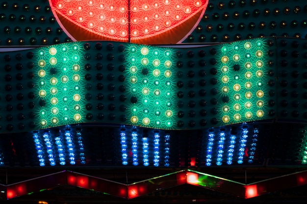 Foto gratuita rojo con lámparas verdes y azules en la vista de cerca