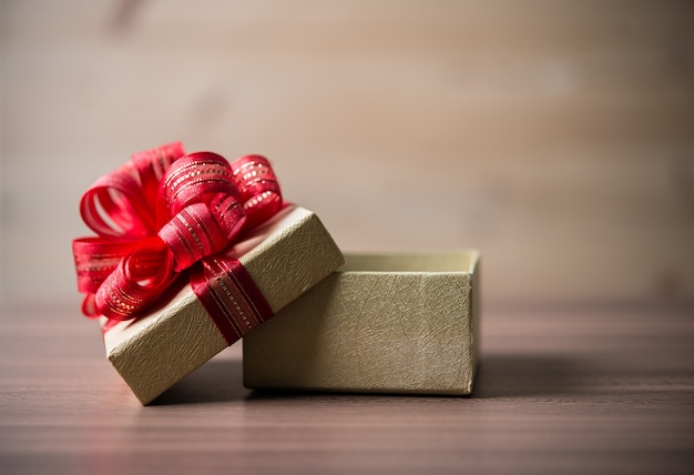 Rojo de madera regalo de cerca por encima