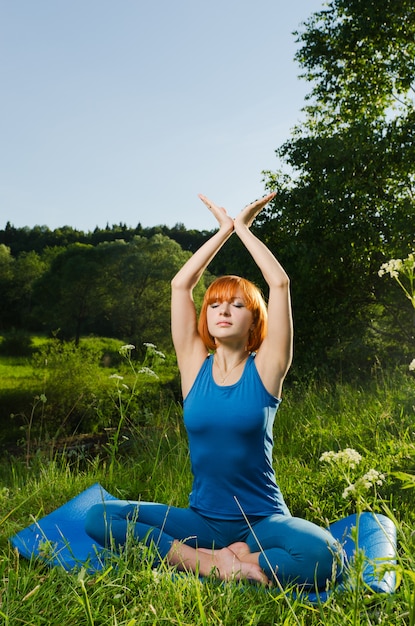 Rojo, mujer, practicar, condición física, yoga, al aire libre