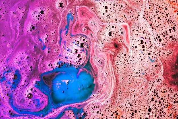 Rojo; rosado; Bathbomb azul y se disuelven en agua.