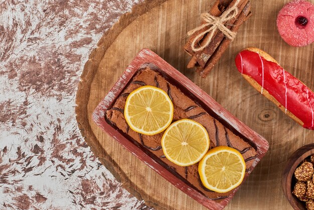 Rollcake de caramelo con bebida sobre una tabla de madera.