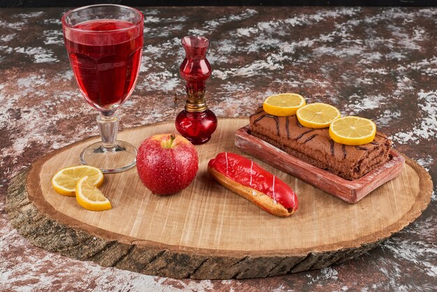 Rollcake con una copa de vino sobre una tabla de madera.