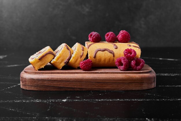 Rollcake con frutos rojos en una bandeja.