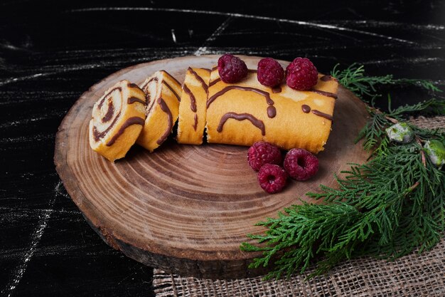 Rollcake con frutos rojos en una bandeja.