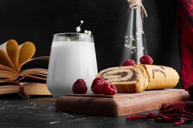 Rollcake con un vaso de leche.