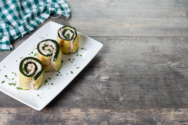 Rollitos de calabacín a la plancha con atún y queso crema