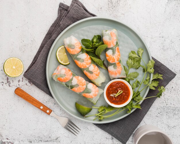 Rollitos de camarones frescos en un plato con salsa