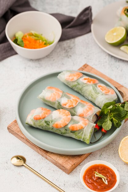 Rollitos de camarones en un plato con salsa