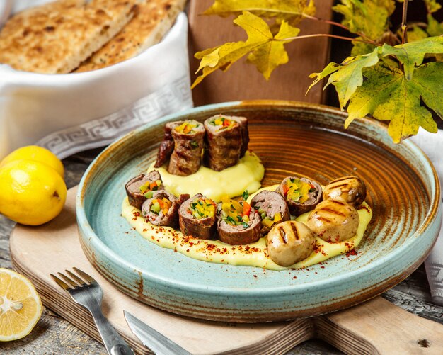 Rollitos de carne rellenos de verduras picadas