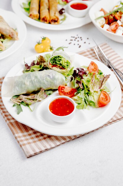 Rollitos de col con verduras y salsa sobre la mesa