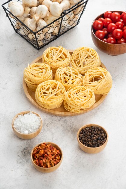 Rollitos de fideos con champiñones, tomates cherry y especias.