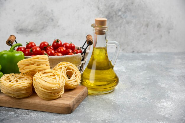 Rollitos de fideos con pimiento verde, tomates cherry y aceite de oliva.