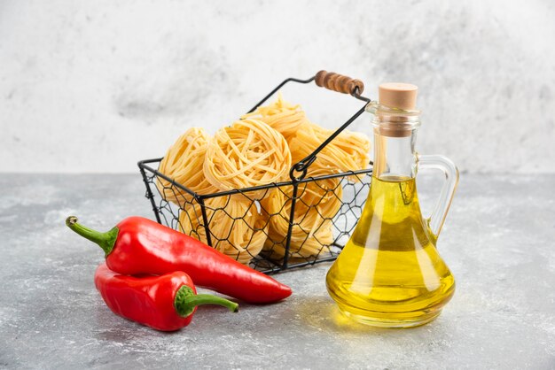 Rollitos de fideos servidos con aceite de oliva y chiles rojos.