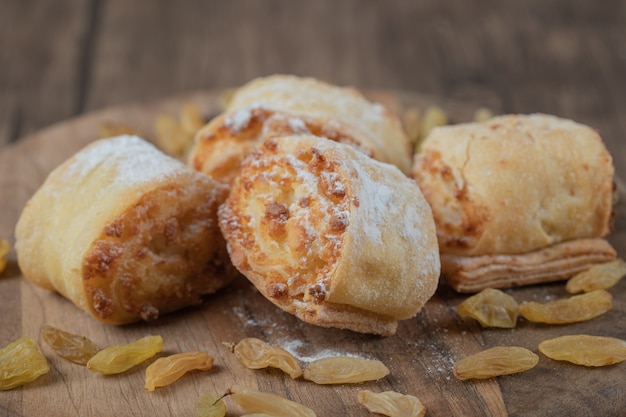 Rollitos de galleta frita con pasas y rellenos dulces.