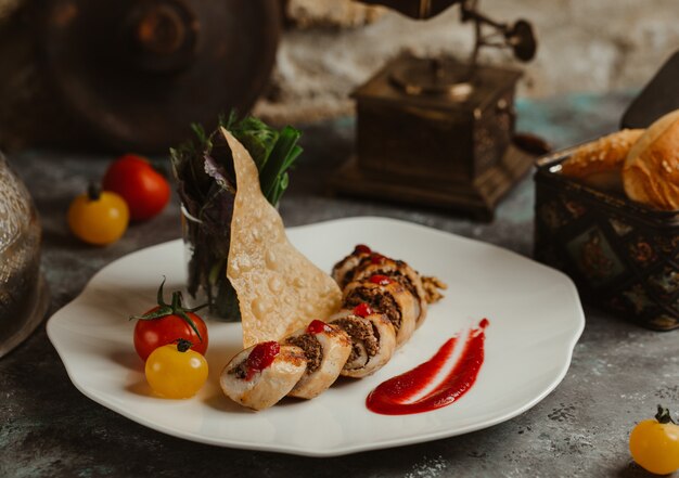 Rollitos de pechuga de pollo rellenos de carne y hierbas