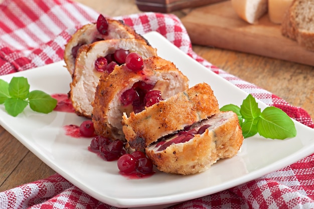 Rollitos de pollo con arándanos, queso y miel.