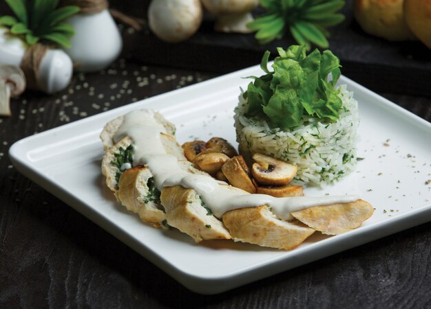 Rollitos de pollo con hierbas y salsa de crema.