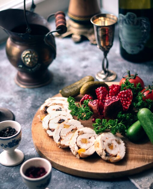 Rollitos de pollo con pepino y granada